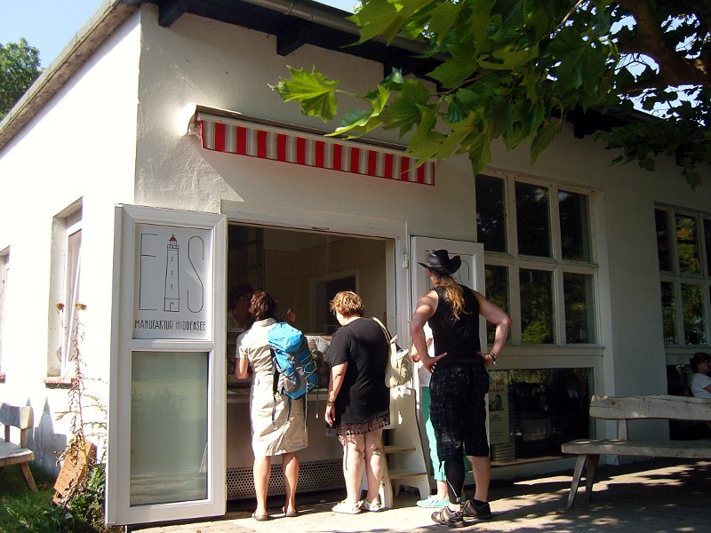 Die Eis Manufaktur Hiddensee im Sommerpalast in Vitte bietet selbstgemachtes Speiseeis