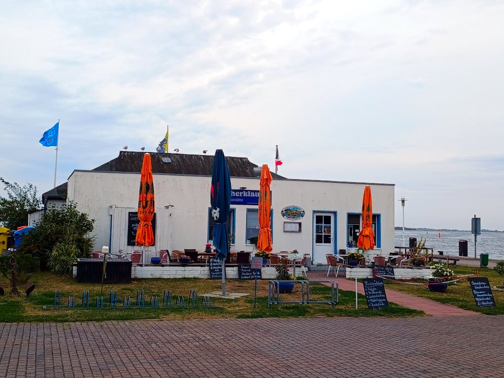 Der Imbiss Fischerklause im Vitter Hafen auf Hiddensee