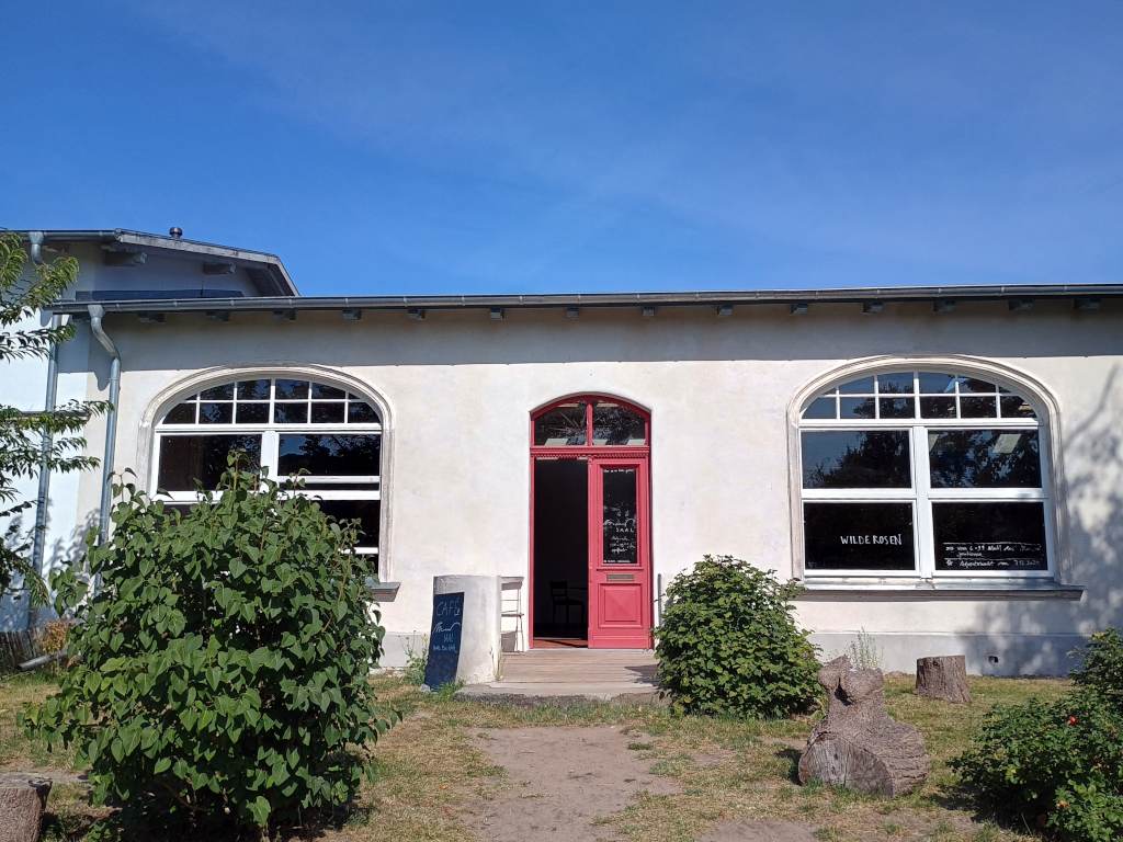 Eingang zum Café Meersaal in Neuendorf auf Hiddensee