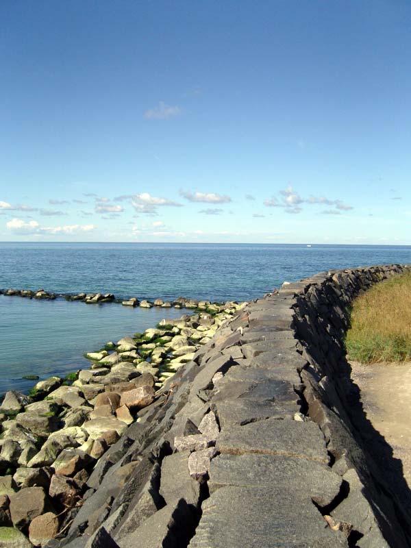 Die in den 1930er erbaute Huckemauer schützt die Steilküste und das Hochland vor Erosion.