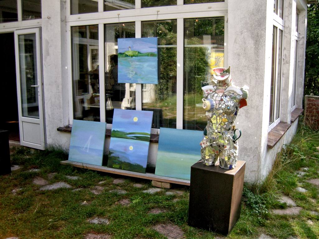 Skulptur vor aufgestellten Gemälden in der Galerie am Hügel Hiddensee - Ute Laux
