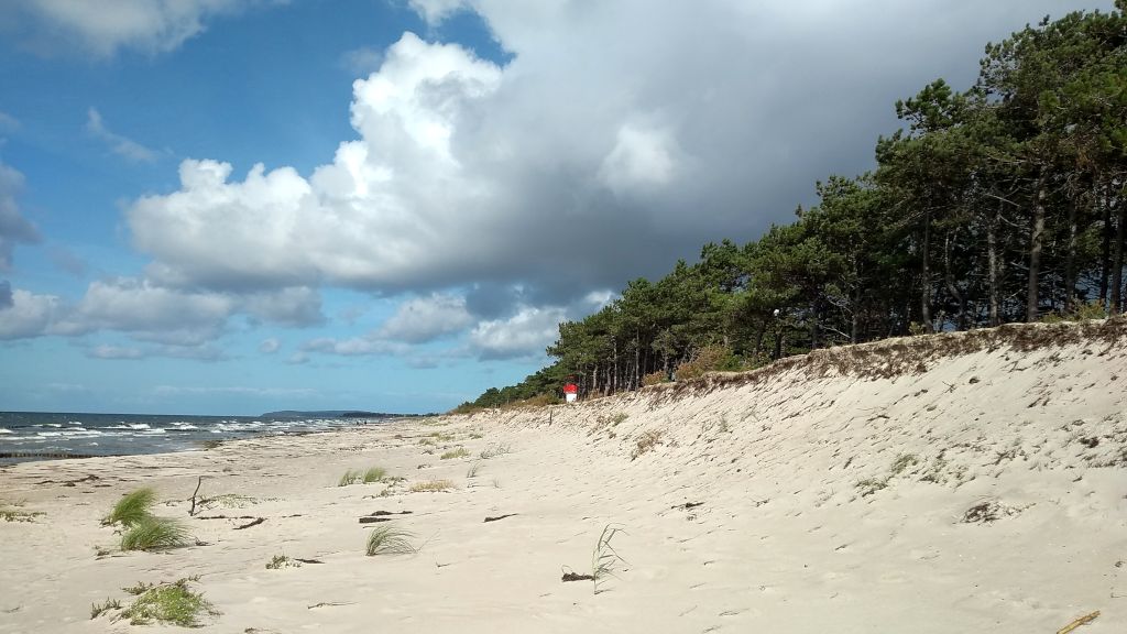 Südlicher Strandabschnitt auf Hiddensee mit kleinem Leuchtturm