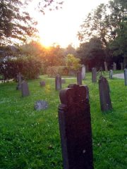 Alte Grabsteine als Zeugen längst aufgegebener Gräber auf dem Inselfriedhof.