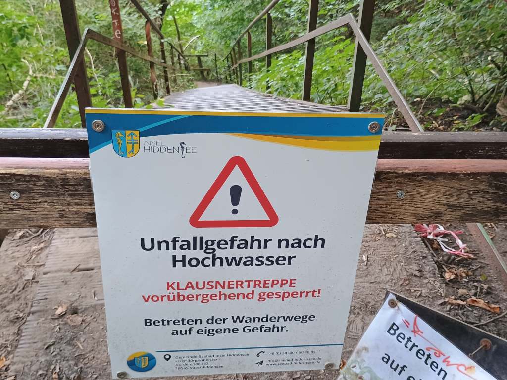 Schild mit Info über Sperrung der Klausnertreppe auf Hiddensee