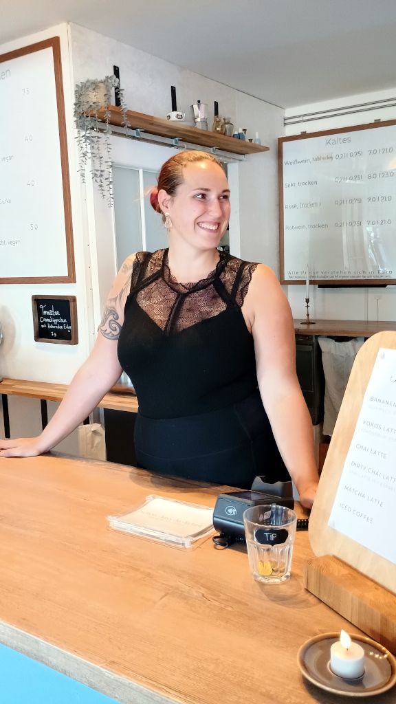 Maditas Sommer - veganes Café in Vitte auf Hiddensee | sympathische Bedienungen