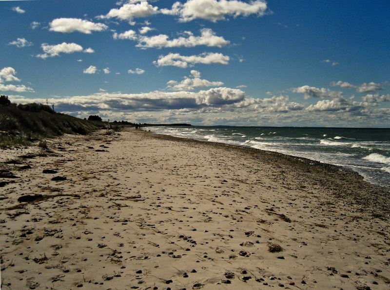 mit Steinen übersäter Strand bei Hiddensee