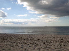 Der Strand bei Vitte kann manchmal mit Steinen versetzt sein. Meistens abgerundeter Feuerstein (Wallsteine)