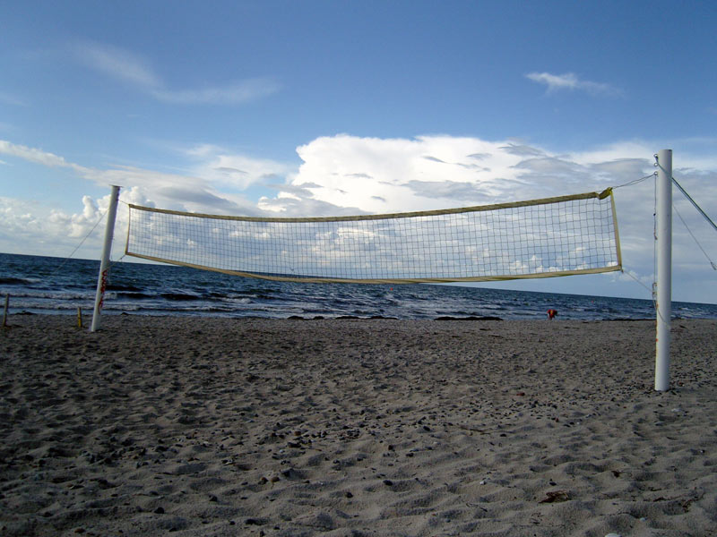 Volleyball spielen am Strand von Vitte ist möglich. Das Netz bleibt meistens wegen des Windes und vieler Steine im Sand ungenutzt.